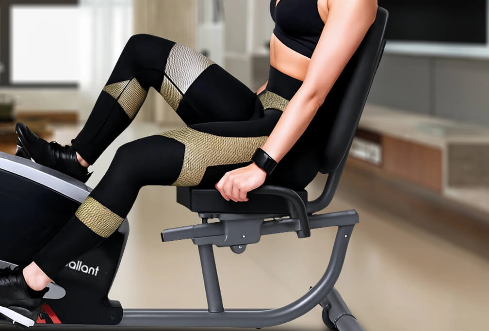 Mulher na bicicleta ergométrica