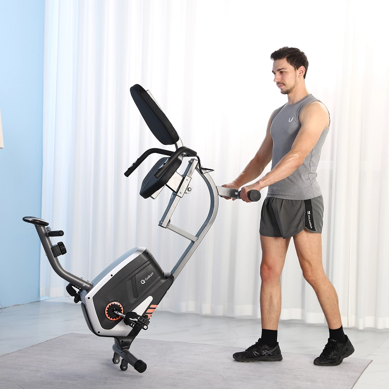 Homem erguendo como suas mãos uma bicicleta ergométrica